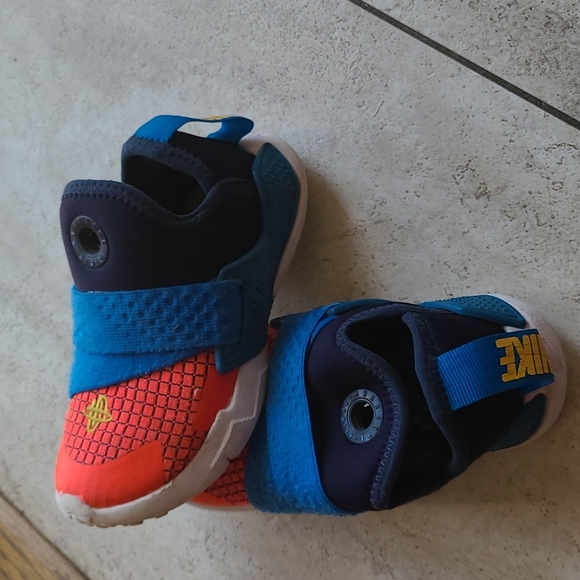 Boys Nike shoes - Picture 2 of 4